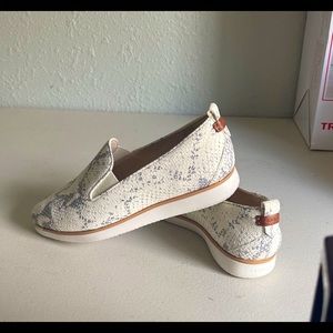 New cole haan loafers new but no box